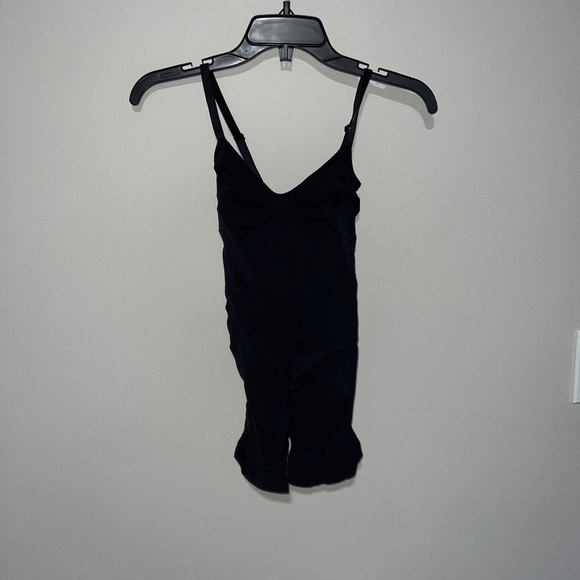 NWOT SKIMS SHAPEWEAR SEAMLESS SCULPT MID THIGH BODYSUIT ONYX BLACK MEDIUM - Picture 1 of 3